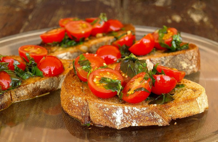 Réaliser des bruschettes italiennes tomates / basilic