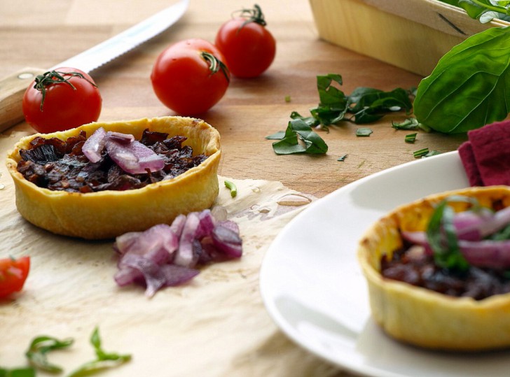 Réaliser des tartelettes maisons tomates cerises, oignons rouges et basilic